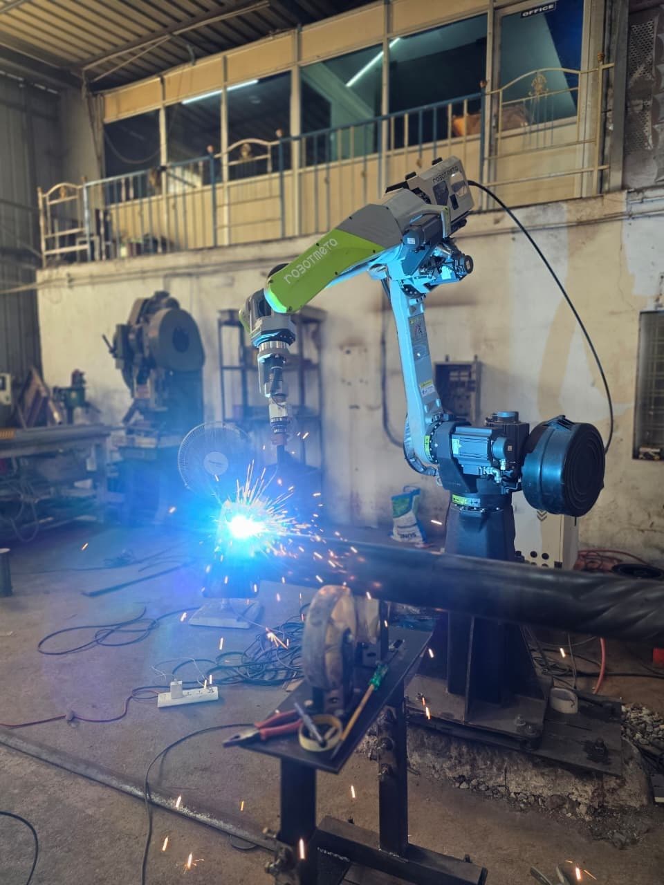 Robotic welding cell